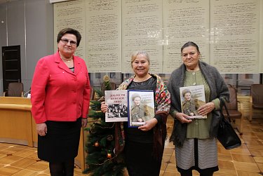 «Оренбургским девушкам в шинелях…»